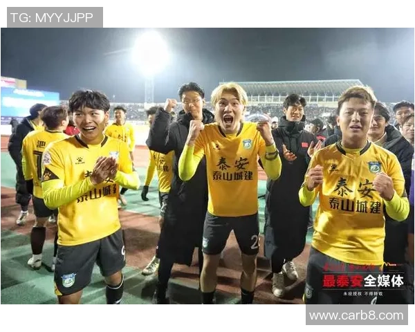 足球明星进球后的激情庆祝瞬间与球迷互动的感人时刻 足球明星进球后的激情庆祝瞬间与球迷互动的感人时刻